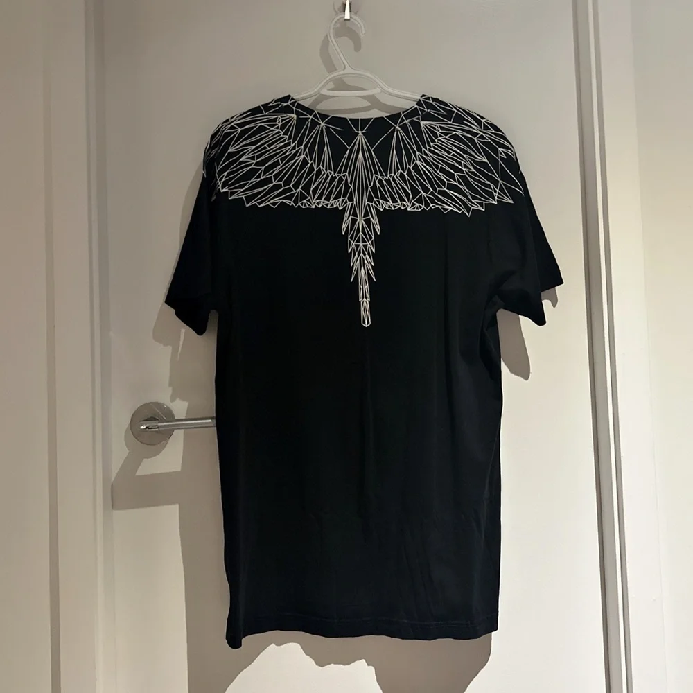 Marcelo Burlon County of Milan Black T-Shirt with White Geometric Wing Print - Picture 2 of 2